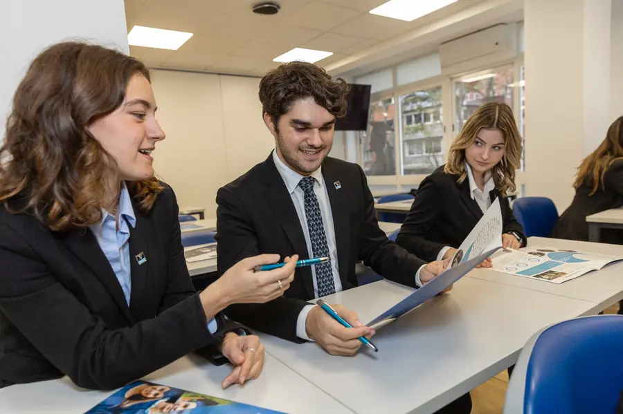Alumnos con uniforme en la escuela de hotelería de Vatel Madrid