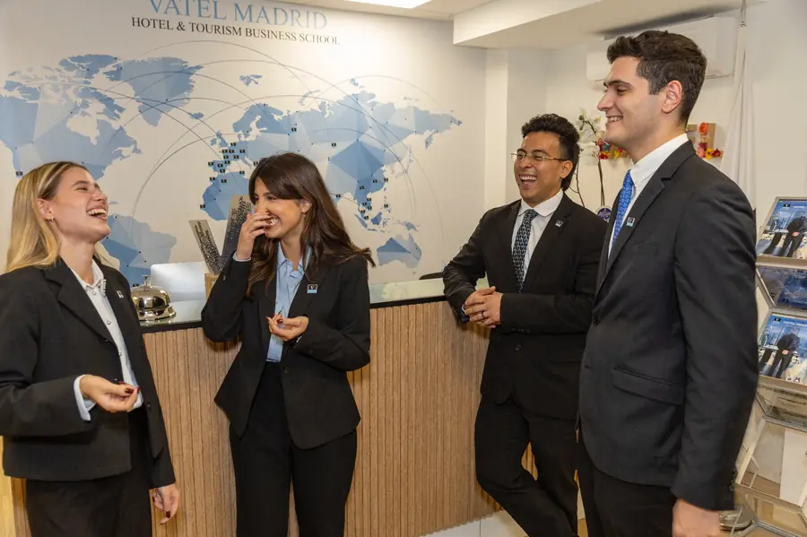 Alumnos del grado en dirección hotelera en el campus de Vatel Madrid