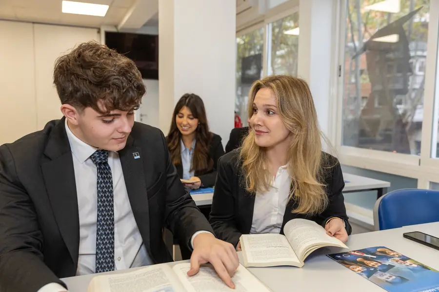Estudiantes del grado en dirección hotelera durante una clase